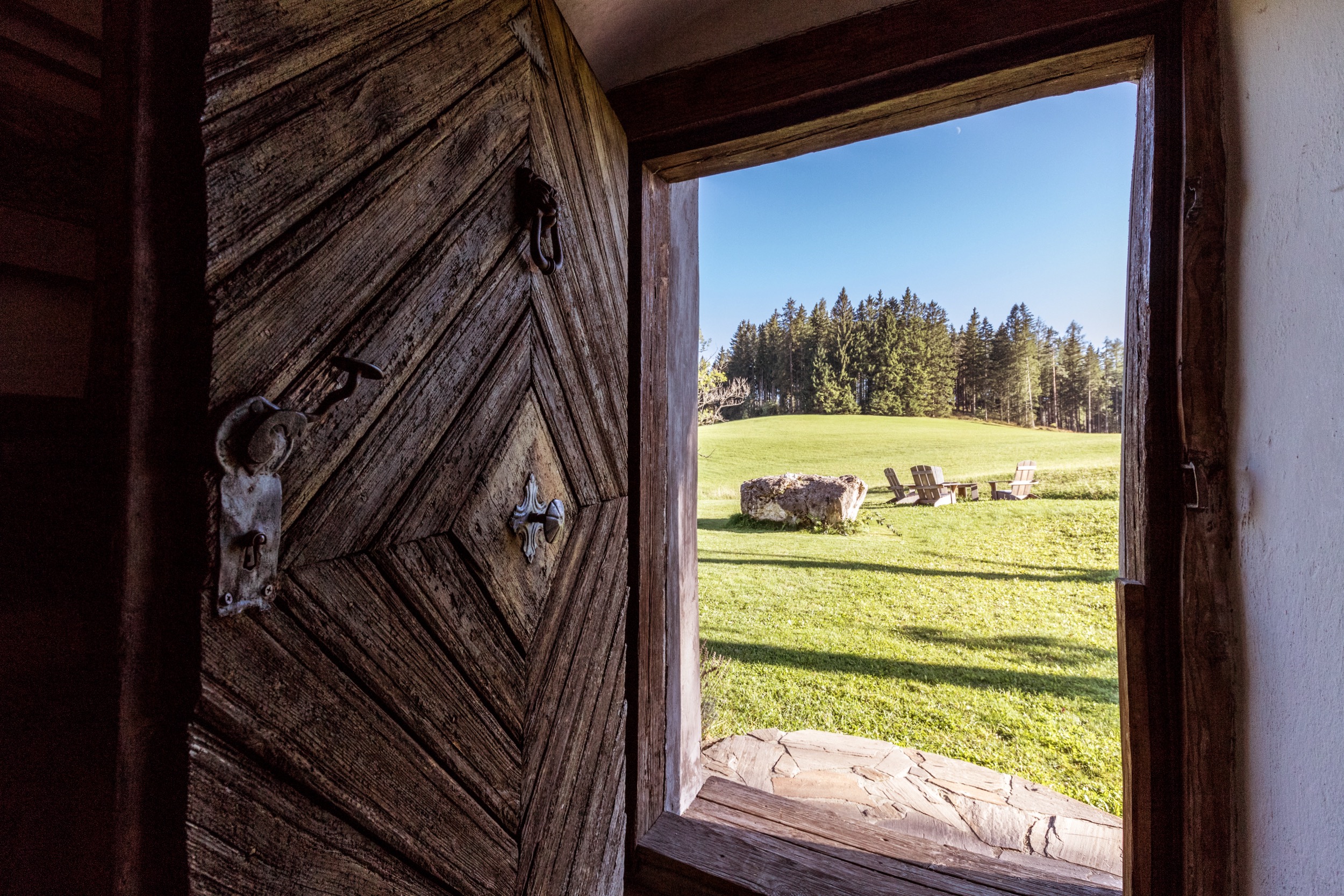 Hinterbreiteneben blick nach Sueden durch historische Tuere c Joseph Gasteiger